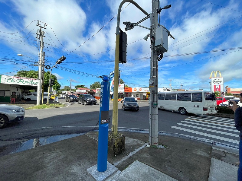 Los botones de pánico ya están instalados en los alrededores de la UNACHI, entre otros lugares. Foto: Mayra Madrid Los botones de pánico ya están instalados en los alrededores de la UNACHI, entre otros lugares. Foto: Mayra Madrid