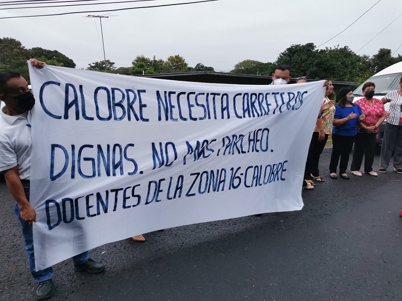 El cierre pacífico que se realizó en la entrada hacia el distrito de San Francisco. Foto: Melquiades Vásquez El cierre pacífico que se realizó en la entrada hacia el distrito de San Francisco. Foto: Melquiades Vásquez
