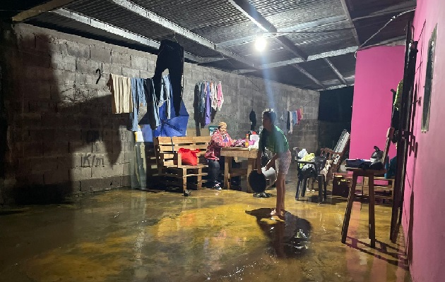 El reporte preliminar por parte de las autoridades indican que hubo afectaciones en cuatro sectores de David centro y se estima que unas 300 viviendas, entre Villa Dora, Balbuena, Las Acacias, 20 de Diciembre y Arcoiris, resultaron seriamente afectadas. Foto. Mayra Madrid El reporte preliminar por parte de las autoridades indican que hubo afectaciones en cuatro sectores de David centro y se estima que unas 300 viviendas, entre Villa Dora, Balbuena, Las Acacias, 20 de Diciembre y Arcoiris, resultaron seriamente afectadas. Foto. Mayra Madrid