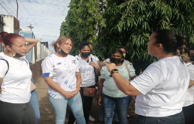 Los familiares indicaron que solo esperan que se cumplan los acuerdos pactados, entre ellos un autobús que los lleven a las visitas, y que regresen en un período no mayor de 5 a 6 meses. Foto. Thays Domínguez Los familiares indicaron que solo esperan que se cumplan los acuerdos pactados, entre ellos un autobús que los lleven a las visitas, y que regresen en un período no mayor de 5 a 6 meses. Foto. Thays Domínguez