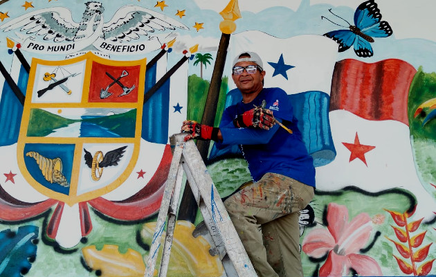 José Torres es considerado uno de los pioneros de la tradicional confección de los muñecos de Año Viejo en Chame. Foto: Miriam Lasso José Torres es considerado uno de los pioneros de la tradicional confección de los muñecos de Año Viejo en Chame. Foto: Miriam Lasso