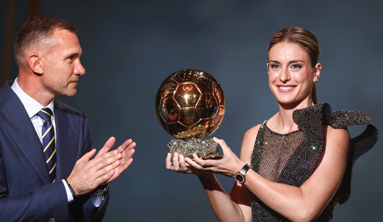 Alexia Putellas con el Balón de Oro de fútbol femenino. Foto:EFE Alexia Putellas con el Balón de Oro de fútbol femenino. Foto:EFE
