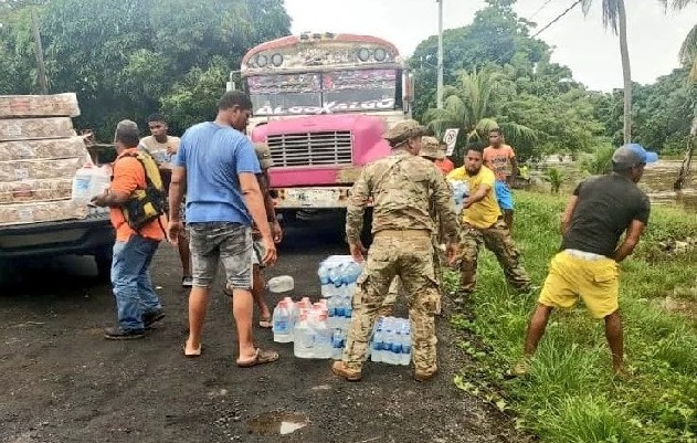 En Colón, por medio del Centro de Operaciones se traslada ayuda para los damnificados. Foto. Diomedes Sánchez En Colón, por medio del Centro de Operaciones se traslada ayuda para los damnificados. Foto. Diomedes Sánchez