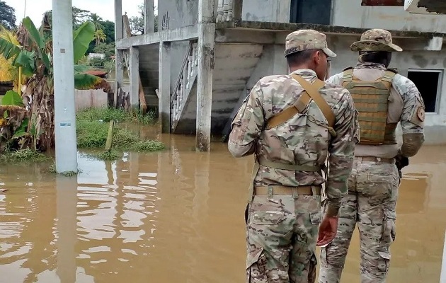 Efectivos policiales recorren las áreas afectadas por las inundaciones en Colón. Foto. Diomedes Sánchez Efectivos policiales recorren las áreas afectadas por las inundaciones en Colón. Foto. Diomedes Sánchez