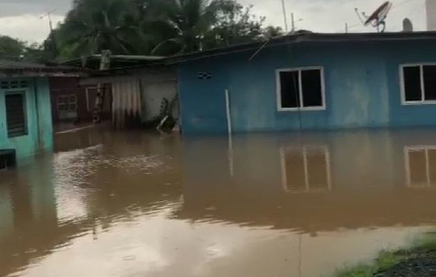 Se detalló que el río que pasa por la comunidad de Salud se desbordó y fue a dar hacia las casas, y aún en la mañana, desde este sábado, se mantenían inundadas. Foto. Diomedes Sánchez