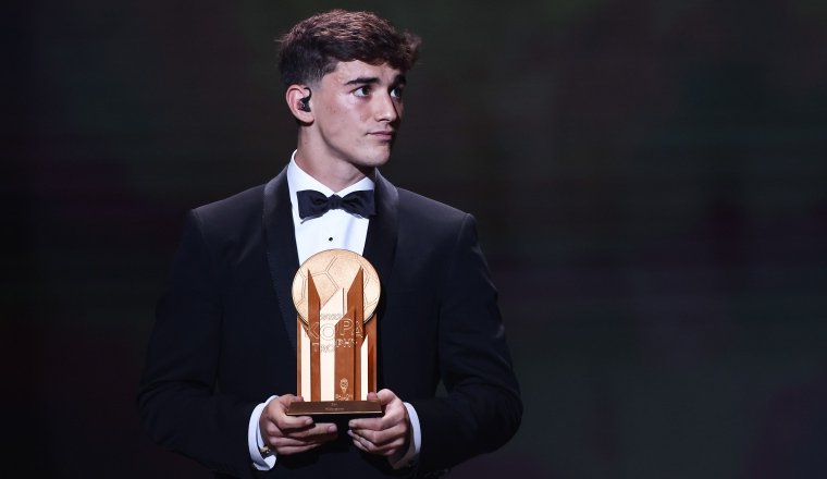 El barcelonista Gavi, con el trofeo Kopa al mejor sub-21. Foto:EFE El barcelonista Gavi, con el trofeo Kopa al mejor sub-21. Foto:EFE