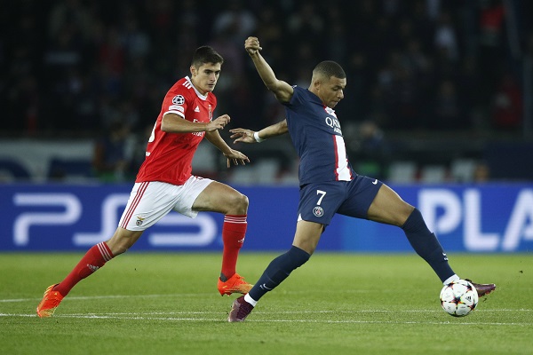 Kylian Mbappé del PSG conduce el balón ante la marca de Antonio Silva del Benfica. Foto:EFE Kylian Mbappé del PSG conduce el balón ante la marca de Antonio Silva del Benfica. Foto:EFE
