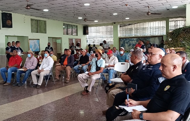 El director de la Policía Nacional, John Dornheim dijo que han fortalecido los puestos de control localizados en Guabalá en la provincia de Chiriquí y en Divisa en Herrera, con unidades especializadas para identificar ganado presuntamente hurtado. Foto. Eric Montenegro El director de la Policía Nacional, John Dornheim dijo que han fortalecido los puestos de control localizados en Guabalá en la provincia de Chiriquí y en Divisa en Herrera, con unidades especializadas para identificar ganado presuntamente hurtado. Foto. Eric Montenegro