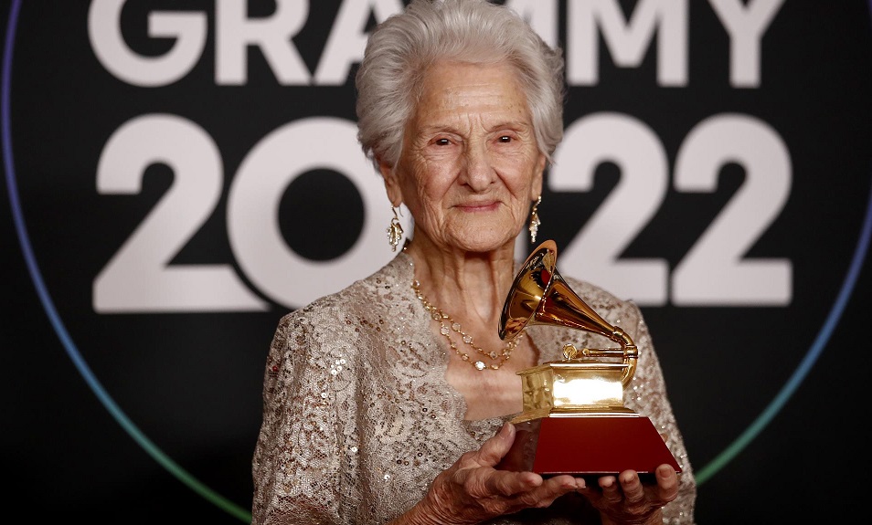 Ángela Álvarez, Mejor Nueva Artista en los Latin Grammy a los 95 años. Foto: EFE Ángela Álvarez, Mejor Nueva Artista en los Latin Grammy a los 95 años. Foto: EFE
