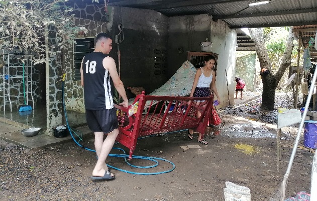 Los damnificados aseguran que ahora toca comenzar con lo poco que pudieron recuperar. Foto. Thays Domínguez Los damnificados aseguran que ahora toca comenzar con lo poco que pudieron recuperar. Foto. Thays Domínguez