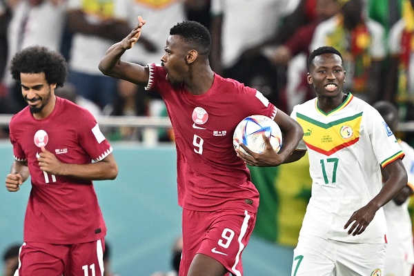 Mohammed Muntari con el balón, festeja el gol de Catar y da ánimo al equipo. Foto: EFE Mohammed Muntari con el balón, festeja el gol de Catar y da ánimo al equipo. Foto: EFE