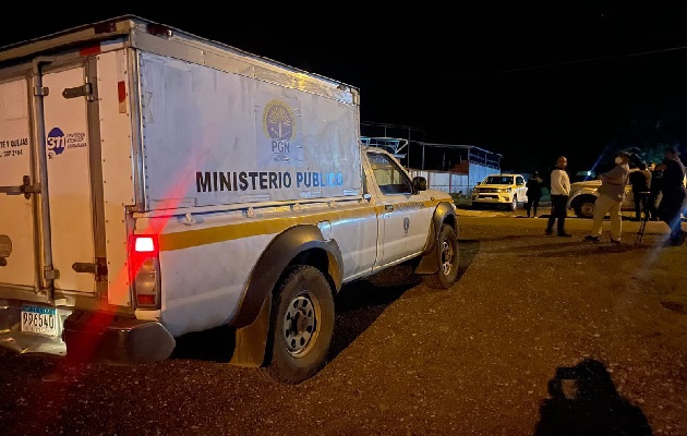 La víctima fue encontrada debajo de las gradas del cuadro de béisbol por un grupo de estudiantes que fueron a usar el estadio, y ante este hecho informaron a la Policía Nacional. Foto. José Vásquez La víctima fue encontrada debajo de las gradas del cuadro de béisbol por un grupo de estudiantes que fueron a usar el estadio, y ante este hecho informaron a la Policía Nacional. Foto. José Vásquez