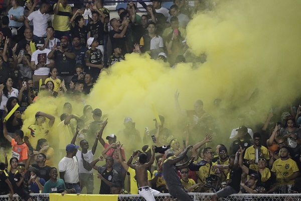 Aficionados del CAI festejan. Foto:EFE