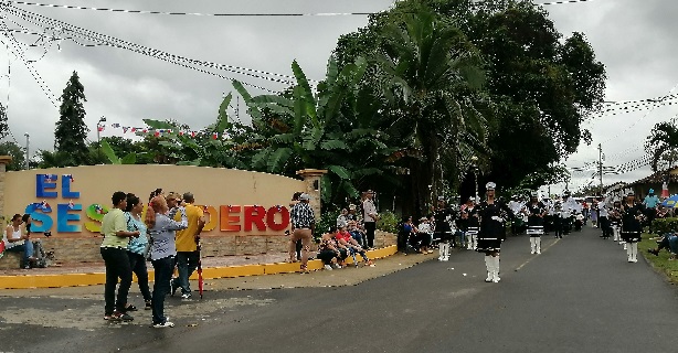 Tras los actos protocolares, en el que participaron las autoridades locales, inició el desfile bajo una pertinaz lluvia, que no detuvo a las delegaciones invitadas. Foto. Thays Domínguez Tras los actos protocolares, en el que participaron las autoridades locales, inició el desfile bajo una pertinaz lluvia, que no detuvo a las delegaciones invitadas. Foto. Thays Domínguez