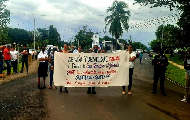 En el cierre también participaron educadores de varias escuelas, residentes de varias comunidades que se ven afectados por el mal estado de la vía y usuarios del transporte público de pasajeros. Foto. Melquiades Vásquez En el cierre también participaron educadores de varias escuelas, residentes de varias comunidades que se ven afectados por el mal estado de la vía y usuarios del transporte público de pasajeros. Foto. Melquiades Vásquez