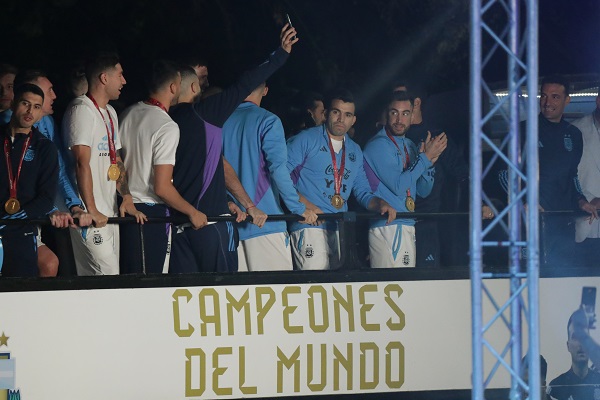 Jugadores de la selección argentina celebran a su llegada al Aeropuerto Internacional de Ezeiza. Foto:EFE Jugadores de la selección argentina celebran a su llegada al Aeropuerto Internacional de Ezeiza. Foto:EFE