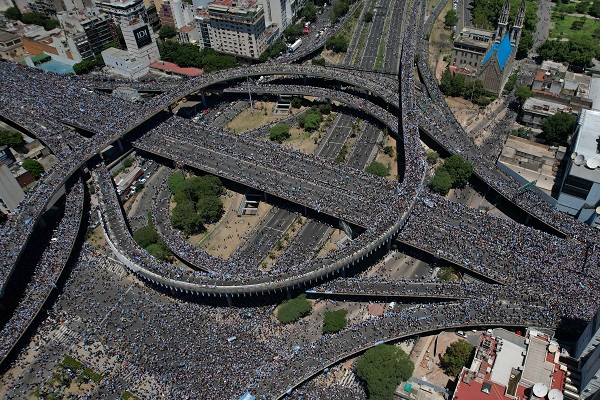 Los hinchas colapsaron las calles de Argentina. Foto:EFE Los hinchas colapsaron las calles de Argentina. Foto:EFE