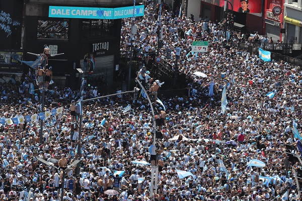 Hinchas de Argentina celebran el título mundial en los alrededores del Obelisco en Buenos Aires. Foto:EFE Hinchas de Argentina celebran el título mundial en los alrededores del Obelisco en Buenos Aires. Foto:EFE