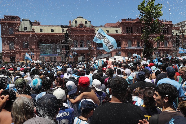 Aficionados de la selección argentina, afuera la Casa Rosada en Buenos Aires. Foto: EFE Aficionados de la selección argentina, afuera la Casa Rosada en Buenos Aires. Foto: EFE