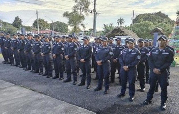 El Ministro de Seguridad Juan Manuel Pino dijo que los policías asignados son parte de los 1,500 uniformados que se graduaron recientemente en todos los estamentos de seguridad. Foto. Proteger y Servir El Ministro de Seguridad Juan Manuel Pino dijo que los policías asignados son parte de los 1,500 uniformados que se graduaron recientemente en todos los estamentos de seguridad. Foto. Proteger y Servir