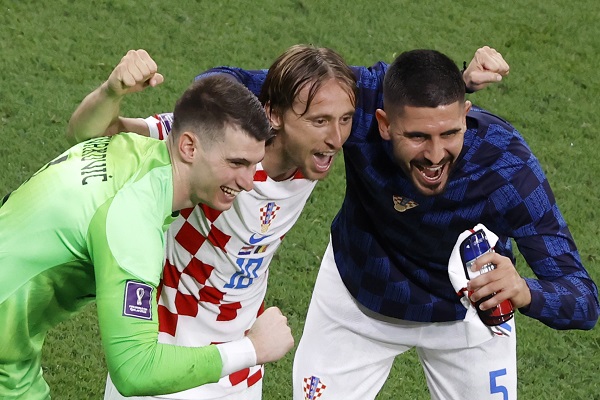 Dominik Livakovic, Luka Modric y Martin Erlic festejan la clasificación de Croacia a octavos. Foto:EFE Dominik Livakovic, Luka Modric y Martin Erlic festejan la clasificación de Croacia a octavos. Foto:EFE