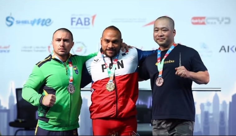 Rey Dimas (cent.) con la medalla de oro. Foto: Cort Rey Dimas (cent.) con la medalla de oro. Foto: Cortesia