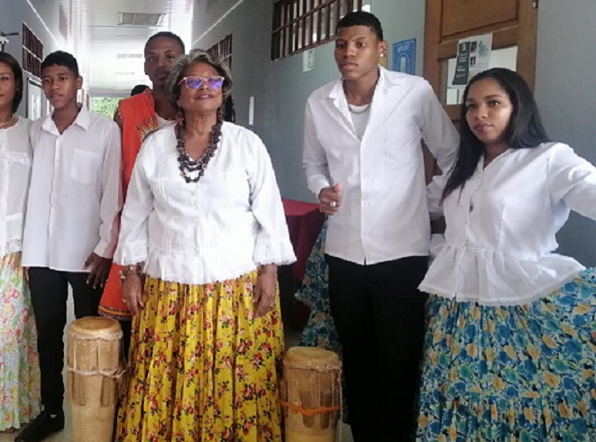 La profesora Edelmira Sánchez rodeada de sus nietos durante el homenaje. Foto: Cortesía. La profesora Edelmira Sánchez rodeada de sus nietos durante el homenaje. Foto: Cortesía.