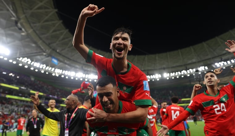Jugadores de Marruecos festejan pase a semifinal. Foto:EFE Jugadores de Marruecos festejan pase a semifinal. Foto:EFE