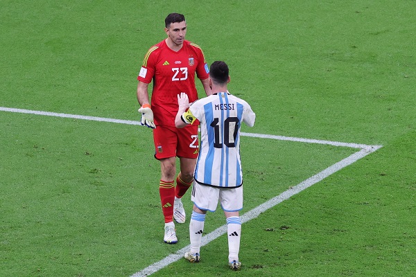 Messi festeja con el portero " Dibu" Martínez. Foto: EFE Messi festeja con el portero "Dibu" Martínez. Foto: EFE