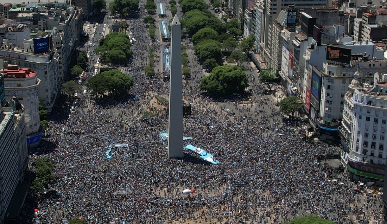 Los aficionados en el Obelisco. Foto: EFE Los aficionados en el Obelisco. Foto: EFE