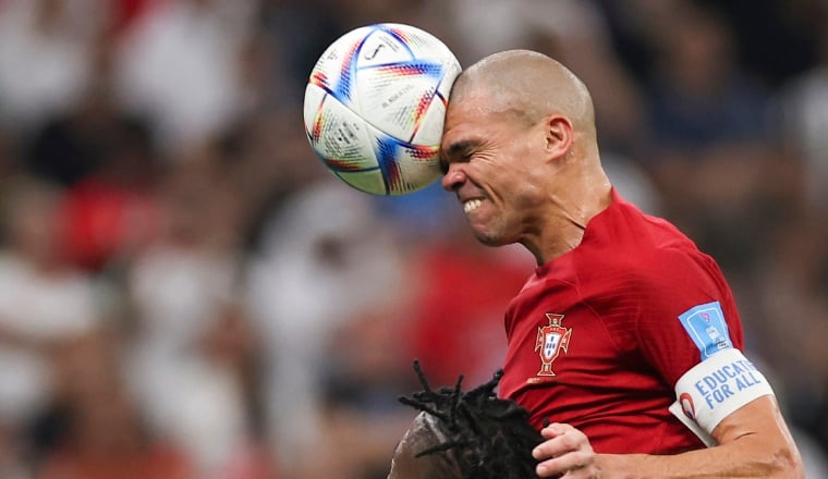 Pepe remata de cabeza y anota el segundo gol de Portugal. Foto:EFE Pepe remata de cabeza y anota el segundo gol de Portugal. Foto:EFE