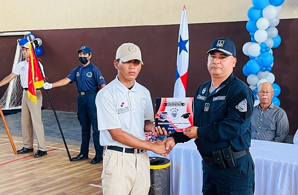 En esta primera graduación obtuvieron sus títulos 21 jóvenes en bachilleres y 43 estudiantes de noveno grado. Foto: José Vásquez, En esta primera graduación obtuvieron sus títulos 21 jóvenes en bachilleres y 43 estudiantes de noveno grado. Foto: José Vásquez,