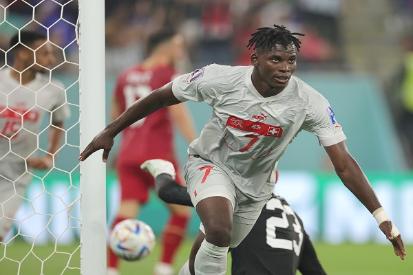 El sueco Breel Embolo, anotó para Suiza. Foto:EFE El sueco Breel Embolo, anotó para Suiza. Foto:EFE