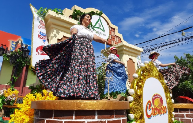La empresa privada se hizo presente con la presentación de carros alegóricos. Foto. Thays Domínguez La empresa privada se hizo presente con la presentación de carros alegóricos. Foto. Thays Domínguez