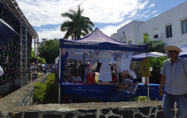 Los artesanos aprovecharon el evento para poner a la venta sus productos. Foto. Thays Domínguez Los artesanos aprovecharon el evento para poner a la venta sus productos. Foto. Thays Domínguez