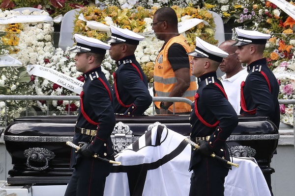 Miembros de una guardia de honor cargan el féretro con el cuerpo de la leyenda del fútbol Edson Arantes do Nascimento 'Pelé'. Foto:EFE Miembros de una guardia de honor cargan el féretro con el cuerpo de la leyenda del fútbol Edson Arantes do Nascimento 'Pelé'. Foto:EFE