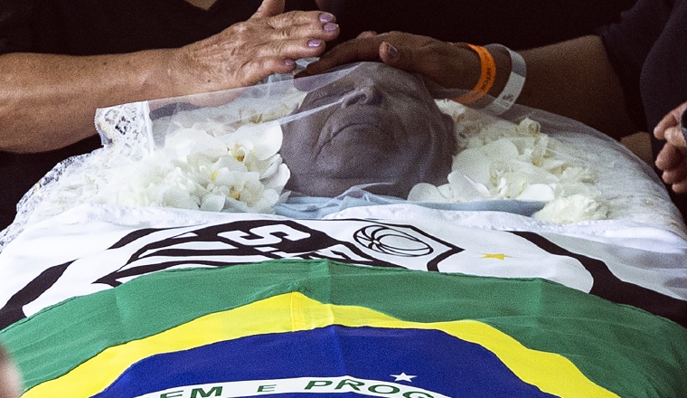 Una bandera nacional de Brasil y una del club Santos envuelven el cuerpo de la leyenda del fútbol Pelé. Foto:EFE Una bandera nacional de Brasil y una del club Santos envuelven el cuerpo de la leyenda del fútbol Pelé. Foto:EFE