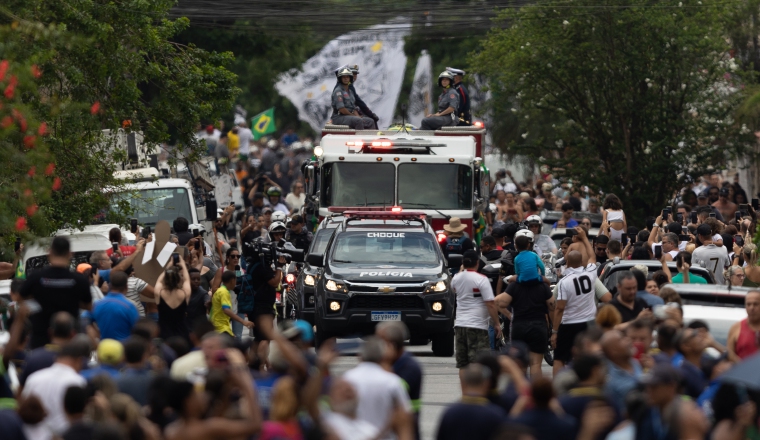 El cortejo fúnebre con el féretro de Pelé en su llegada al cementerio de la ciudad de Santos. Foto:EFE El cortejo fúnebre con el féretro de Pelé en su llegada al cementerio de la ciudad de Santos. Foto:EFE