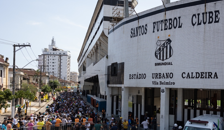 Aficionados hacen fila afuera del estadio Vila Belmiro donde avanza el velatorio de Pelé. Foto:EFE Aficionados hacen fila afuera del estadio Vila Belmiro donde avanza el velatorio de Pelé. Foto:EFE