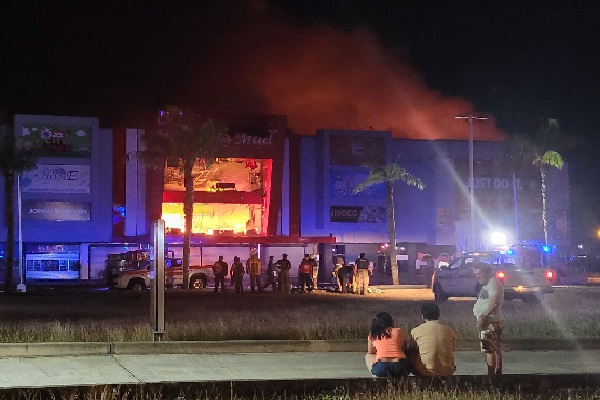 Las alarmas se encendieron pasada la 1:00 de la mañana cuando las unidades de los camisas rojas acudieron al centro comercial City Mall David, Foto Mayra Madrid Las alarmas se encendieron pasada la 1:00 de la mañana cuando las unidades de los camisas rojas acudieron al centro comercial City Mall David, Foto Mayra Madrid