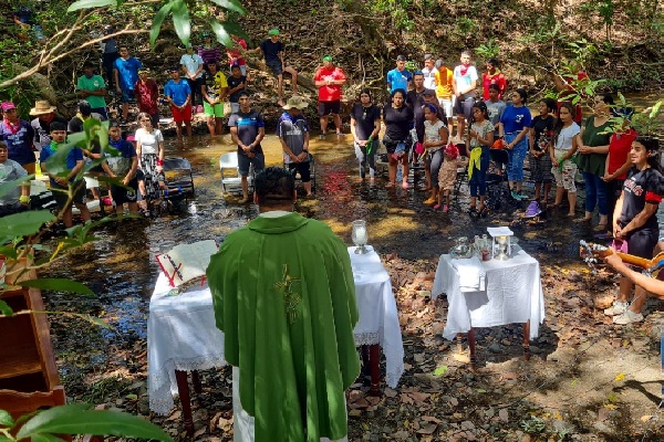 El sacerdote Jonathan Mendoza, dijo que los jóvenes buscan un acercamiento con Dios. Foto. Thays Domínguez El sacerdote Jonathan Mendoza, dijo que los jóvenes buscan un acercamiento con Dios. Foto. Thays Domínguez