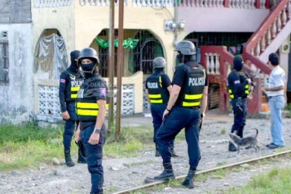 Las autoridades costarricenses y panameñas trabajan en conjunto para dar con el homicida. Las autoridades costarricenses y panameñas trabajan en conjunto para dar con el homicida.