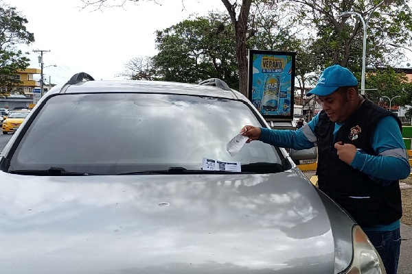El empleo de grúas y de inmovilizadores que se colocan en las ruedas de los vehículos, además de multas de $10.00, están entre las medidas que se aplicarán de no pagar el conductor por el tiempo de uso del estacionamiento. Foto. Eric Montenegro El empleo de grúas y de inmovilizadores que se colocan en las ruedas de los vehículos, además de multas de $10.00, están entre las medidas que se aplicarán de no pagar el conductor por el tiempo de uso del estacionamiento. Foto. Eric Montenegro