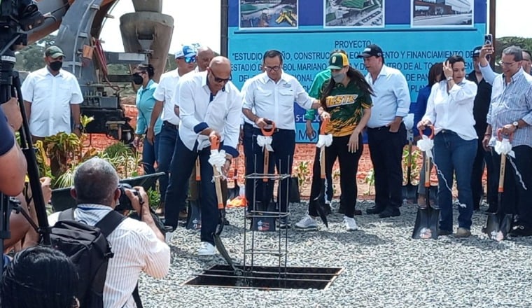 Mariano Rivera realiza la primera palada. Foto: Eric Montenegro Mariano Rivera realiza la primera palada. Foto: Eric Montenegro