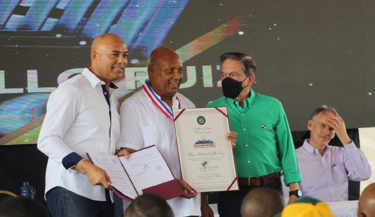 Plinio Castillo (cent.) recibió la "Condecoración Mariano Rivera". Foto: Eric Montenegro Plinio Castillo (cent.) recibió la "Condecoración Mariano Rivera". Foto: Eric Montenegro