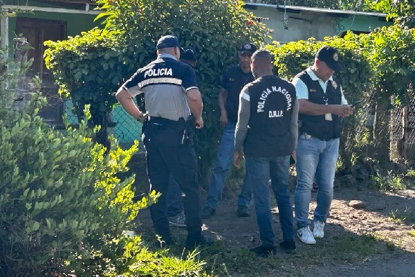 Hasta el momento no hay sospechosos o aprehendidos sobre este caso, sin embargo, se llevan a cabo diligencias de campo que permitan dar con el o los responsables de este violento hecho. Foto. José Vásquez Hasta el momento no hay sospechosos o aprehendidos sobre este caso, sin embargo, se llevan a cabo diligencias de campo que permitan dar con el o los responsables de este violento hecho. Foto. José Vásquez