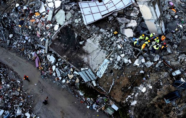 Al menos 5,000 personas han muerto y otras 25,000 han resultado heridas en Turquía y Siria. Foto: EFE Al menos 5,000 personas han muerto y otras 25,000 han resultado heridas en Turquía y Siria. Foto: EFE