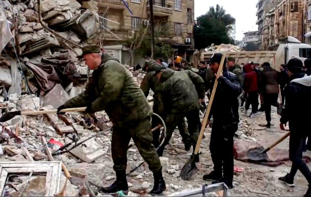 Los equipos de rescate han podido sacar con vida a unas 8,000 personas de entre los escombros. Foto: EFE Los equipos de rescate han podido sacar con vida a unas 8,000 personas de entre los escombros. Foto: EFE