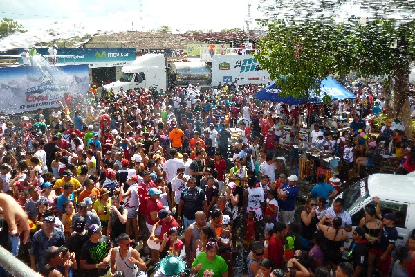 Los accesos hacia la Placita San Juan de Dios, ubicada en la avenida central de la ciudad de Santiago, amanecieron cerrados como inicio de la seguridad donde se concentrarán centenares de personas que estarán dispuestas a gozar de los carnavales. Foto. Melquíades Vásquez Los accesos hacia la Placita San Juan de Dios, ubicada en la avenida central de la ciudad de Santiago, amanecieron cerrados como inicio de la seguridad donde se concentrarán centenares de personas que estarán dispuestas a gozar de los carnavales. Foto. Melquíades Vásquez