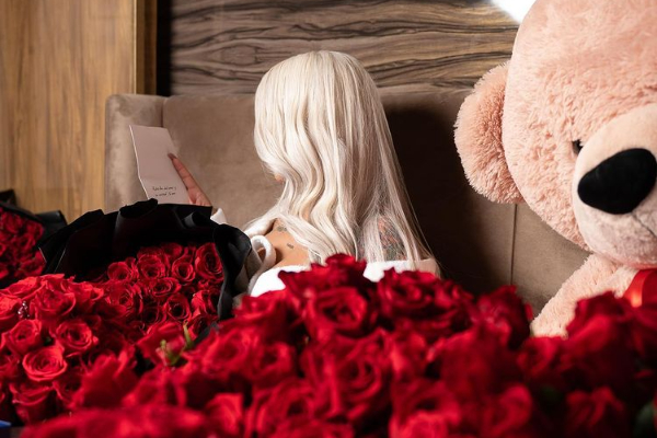 Yailin 'La más viral' junto a sus regalos. Foto: Instagram / @yailinlamasviralreal Yailin 'La más viral' junto a sus regalos. Foto: Instagram / @yailinlamasviralreal